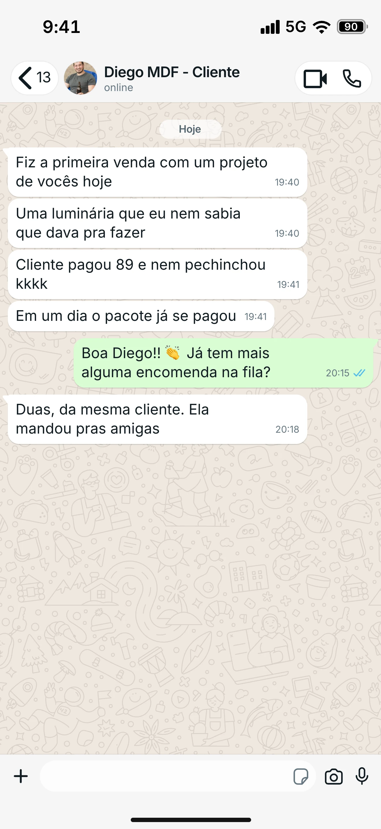 Conversa de WhatsApp com Diego, que fez a primeira venda de uma luminária por R$ 89 e pagou o acervo no primeiro dia